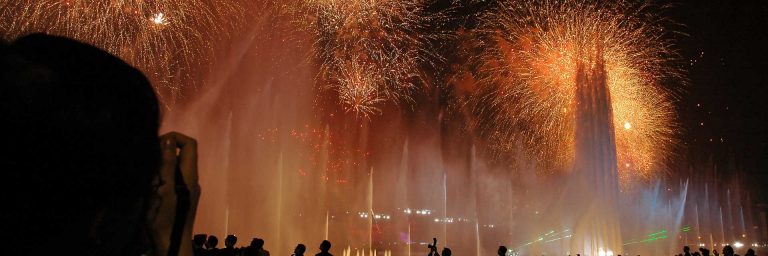 giant_water_theater_shanghai_expo_6crop