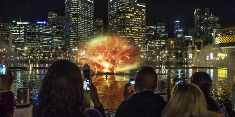 giant_water_theater_vivid_sydney_12